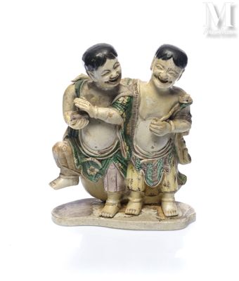 deux figurines représentant un homme et une femme assis l'un sur l'autre