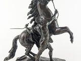 statue représentant un homme à cheval, muni d'un arc et de flèches