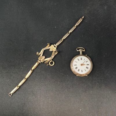 une horloge en or et une montre en argent sur un fond noir