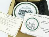 une boîte contenant une assiette et une carte