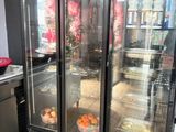 une vitrine en verre contenant des fruits, dans la cuisine