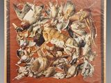 une image représentant un tableau où l'on voit un groupe d'oiseaux sur fond rouge