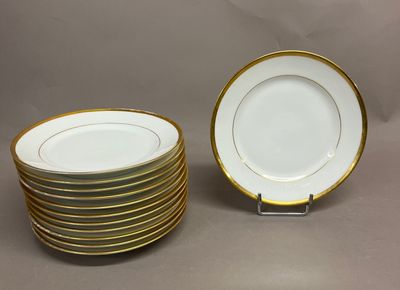 Lot d'assiettes en porcelaine de deux modèles différents :