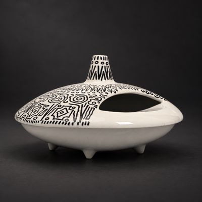 vase en céramique noir et blanc orné d'un motif noir et blanc