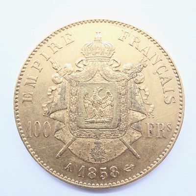 une image représentant une pièce d'or sur laquelle figurent des armoiries et une couronne