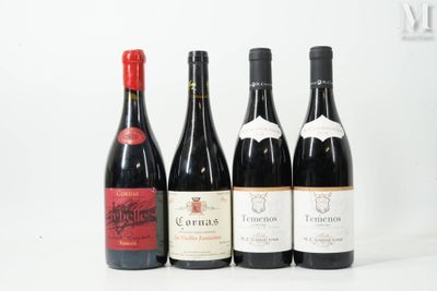 quatre bouteilles de vin sont alignées sur une surface blanche