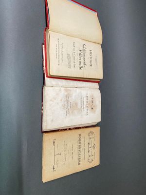 trois livres empilés sur une table