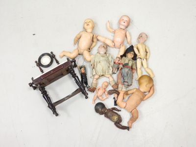 beaucoup de poupées assises sur une table