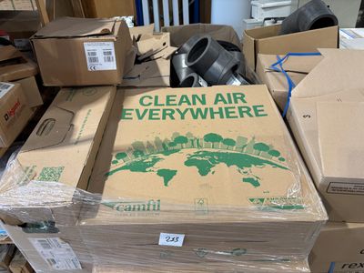 une pile de cartons sur laquelle est accrochée une pancarte indiquant « De l'air pur partout »