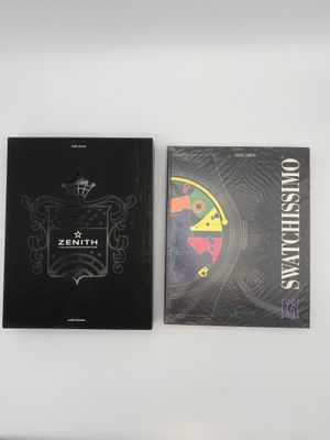 deux livres posés l'un à côté de l'autre sur une table