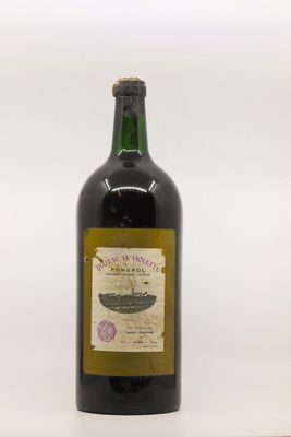 une bouteille de vin posée sur une table