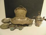 de nombreux objets en argent posés sur une table avec un fond noir
