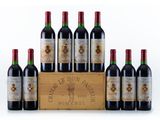 six bouteilles de vin rouge dans une caisse en bois sur fond blanc