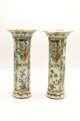 paire de vases chinois avec des oiseaux et des fleurs peints dessus