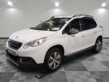 la voiture blanche est garée sur un sol en damier dans le garage