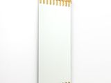 miroir rectangulaire fixé à l'aide de chevilles en bois sur un mur blanc