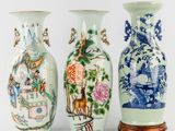 trois vases posés côte à côte sur une surface blanche