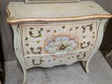 une photo d'un tableau posé sur une commode dans une pièce