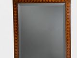une image représentant un miroir accroché au mur d'une pièce