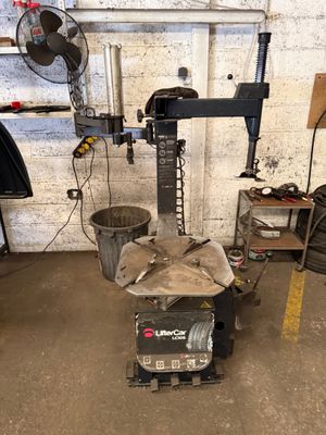 une machine qui se trouve dans un garage et qui est équipée d'un ventilateur