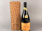 une image représentant une bouteille de vin à côté d'une boîte à bouchons