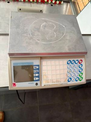 une photo d'une balance posée sur un plan de travail dans une cuisine