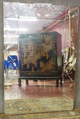 un grand miroir exposé dans une pièce
