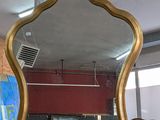 un miroir accroché au mur de la pièce
