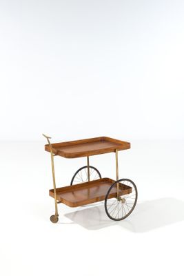 une image représentant une charrette en bois munie de roues, posée sur une surface blanche