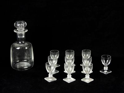 des bouteilles et des verres sont alignés sur une surface noire
