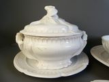 un bol blanc et une soucoupe posés sur une table