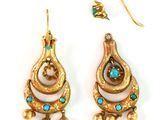 une paire de boucles d'oreilles en or et turquoise sur fond blanc