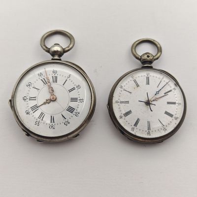 paire de montres de poche anciennes avec chiffres romains et chiffres romains