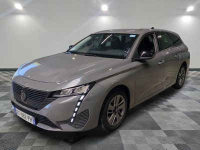 la voiture grise est garée sur le sol à carreaux d'une pièce