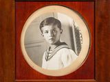 portrait d'un jeune garçon en uniforme de marin, dans un cadre en bois