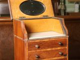 une petite boîte en bois surmontée d'un miroir