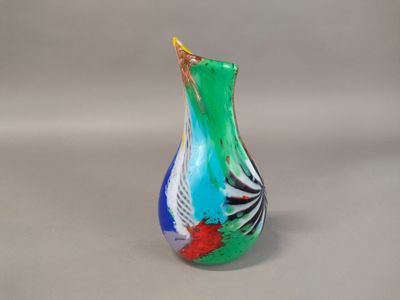un vase en verre orné d'un motif coloré