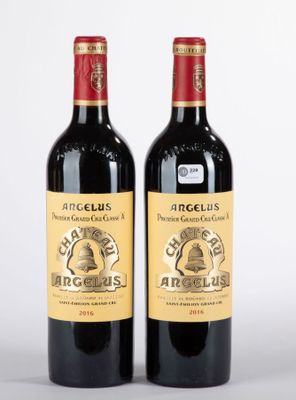 deux bouteilles de vin rouge posées l'une à côté de l'autre sur une table