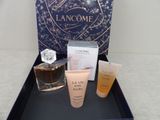 une boîte bleue contenant un flacon de parfum et un flacon de lotion