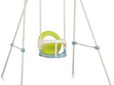 une balançoire avec un siège vert et un cadre blanc
