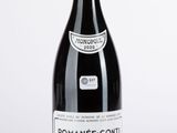 une bouteille de vin posée sur une table