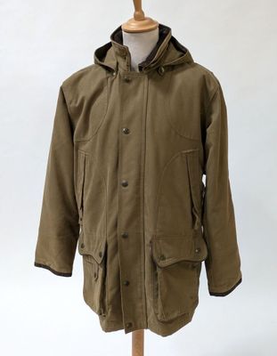 une photo d'une veste marron posée sur un mannequin
