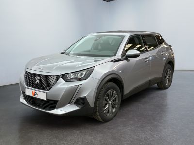 Le nouveau SUV Peugeot est garé dans le showroom.