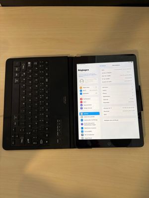 une tablette et un ordinateur portable posés côte à côte sur un bureau