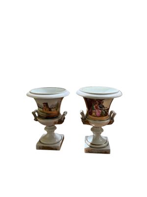 deux vases placés l'un à côté de l'autre