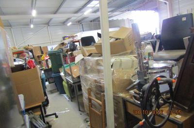 une pièce remplie de nombreuses boîtes et d'autres objets