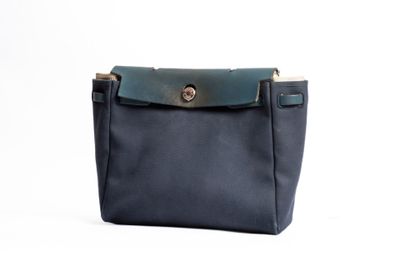 HERMES Sac Herbag en toile bleu nuit, garnitures en vache hu…