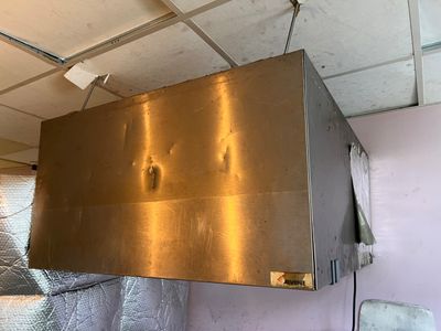 une image représentant une grande boîte métallique suspendue au plafond