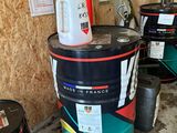 plusieurs fûts sur lesquels sont indiqués différents types de gaz