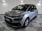 La Citrole est garée sur un sol à damier dans un showroom